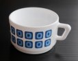 画像1: ◆ ヨーロッパ雑貨 フランス製 arcopal スタッキングマグ 白青/ビンテージ アンティーク レトロ コーヒーカップ アート モダン 食器 (1)