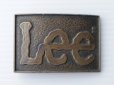 画像1: ◆ Lee 真鍮 ベルトバックル 5.2×7.8cm/ビンテージ アンティーク オールド アメリカ雑貨 レトロ リー ロゴ 70's (1)