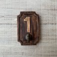 画像1: 【11.5cm×7.6cm】「1」木彫り 壁掛けフック■ビンテージ アンティーク アメリカ雑貨 ディスプレイ インテリア ウッド インド製 (1)
