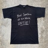 【L】90s USA製「Bad Spellers of the World Untie」メッセージ プリントTシャツ 黒■ビンテージ オールド アメリカ古着 文字 フルーツ