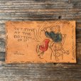 画像1: 【8.3cm×13.8cm】1900s「Getting at the bottom of it」レザー ポストカード 絵葉書■ビンテージ アンティーク レトロ アメリカ雑貨 手紙 (1)