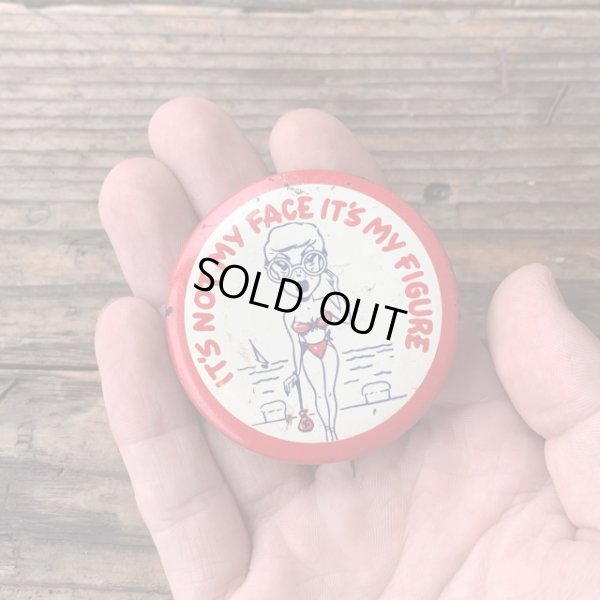 画像2: 【5.7cm】「IT'S NOT MY FACE IT'S MY FIGURE」ピンズ ピンバッチ■ビンテージ アンティーク レトロ アメリカ雑貨 50s 缶バッジ