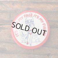 【5.7cm】「IT'S NOT MY FACE IT'S MY FIGURE」ピンズ ピンバッチ■ビンテージ アンティーク レトロ アメリカ雑貨 50s 缶バッジ