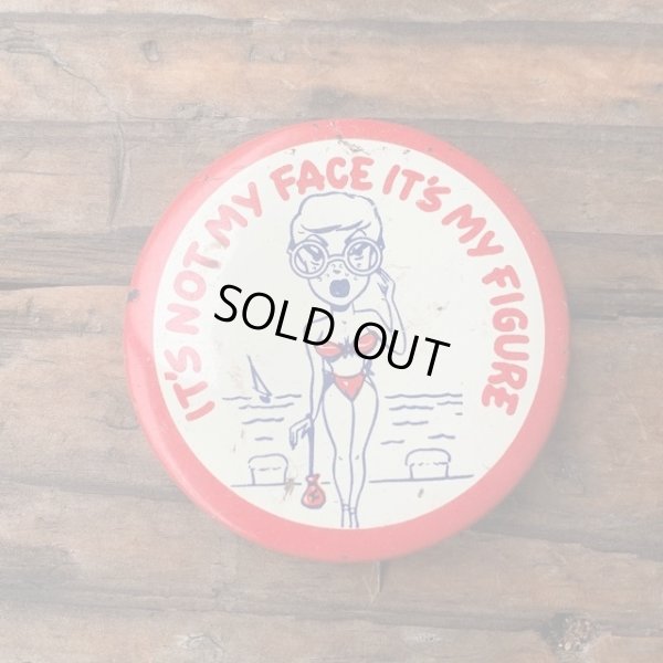 画像1: 【5.7cm】「IT'S NOT MY FACE IT'S MY FIGURE」ピンズ ピンバッチ■ビンテージ アンティーク レトロ アメリカ雑貨 50s 缶バッジ