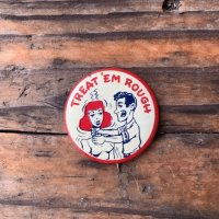 【3.5cm】「TREAT 'EM ROUGH」ピンズ ピンバッチ■ビンテージ アンティーク レトロ アメリカ雑貨 50s ロカビリー 缶バッジ 