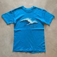 画像1: 【S/M】80s USA製 Hanes ハワイ サーファー プリントTシャツ 青系■ビンテージ オールド アメリカ古着 ヘインズ コットン 波乗り (1)