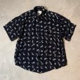 画像1: 【M/L】GOOUCH 半袖レーヨンシャツ ブラック 黒総柄■ビンテージ オールド レトロ アメリカ古着 90s 楽器 ギター ドラム バンド (1)