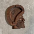 画像1: 【14.8cm×11.3cm】Noumea ニューカレドニア 民芸 木製 アッシュトレイ 灰皿■雑貨 インテリア 小物置き 人型 顔 木彫り 彫刻作品 (1)