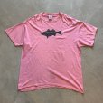 画像1: 【XL】THE BLACK BASS ブラックバス プリントTシャツ ピンク■ビンテージ オールド アメリカ古着 魚 ブラックドッグ パロディ (1)