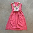 画像1: 【Ladies】70s 刺繍入り ノースリーブ ワンピース ピンク 花柄■ビンテージ オールド レトロ アメリカ古着 レディース キッズ 子供服 (1)