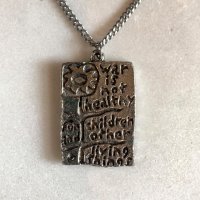 【3.8cm×2.8cm】ローレン・シュナイダー「War is not healthy」ネックレス■ビンテージ アンティーク アクセサリー ヒッピー 60s