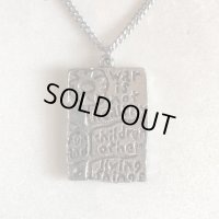 【3.8cm×2.8cm】ローレン・シュナイダー「War is not healthy」ネックレス■ビンテージ アンティーク アクセサリー ヒッピー 60s
