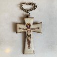 画像1: 【9.3cm×6.1cm】キリストモチーフ 十字架 磔 ウォールデコ■ビンテージ アンティーク ヨーロッパ雑貨 チェーン クロス 七宝焼き (1)