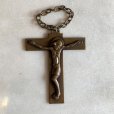 画像1: 【7.8cm×6.4cm】キリストモチーフ 十字架 磔 ブラス ウォールデコ■ビンテージ アンティーク ヨーロッパ雑貨 チェーン クロス 真鍮 (1)