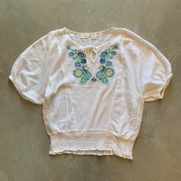 【Ladies】Allison Brittney 花柄刺繍入り コットン ブラウス 白×青■アメリカ古着 レトロ レディース エスニック ボヘミアン