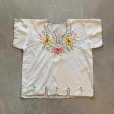 画像1: 【Ladies】UNKNOWN 花柄刺繍入り 半袖ブラウス 白■ビンテージ オールド レトロ アメリカ古着 レディース エスニック ボヘミアン (1)
