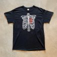 画像1: 【L】GILDAN スカルボーン プリントTシャツ ブラック 黒■ビンテージ オールド アメリカ古着 ギルダン 2000s 心臓 骨 (1)