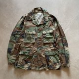【L】ウッドランドカモ コンバットジャケット 迷彩■ビンテージ オールド アメリカ古着 ミリタリー サバゲー 米軍実物 90s ワッペン付き