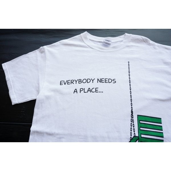 画像2: ◆ GILDAN 「EVERYBODY NEEDS A PLACE」 プリントTシャツ M 白 ホワイト/オールド アメリカ古着 アート メッセージ (2)