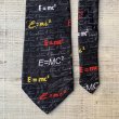 画像2: 【幅 9.5cm】E=MC2 アインシュタイン 相対性理論 ポリエステル ネクタイ 黒 総柄■ビンテージ オールド レトロ アメリカ古着 (2)