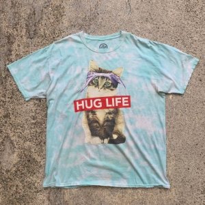 画像: 【L】DOM「HUG LIFE」バンダナ×猫 タイダイ Tシャツ 水色■アメリカ古着 コットン 動物 ネコ メッセージ