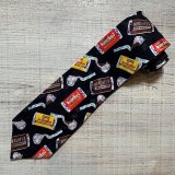 画像: 【幅 9.6cm】HERSHEY'S シルクネクタイ 黒ベース 総柄■ビンテージ オールド アメリカ古着 企業 ハーシーズ チョコレート