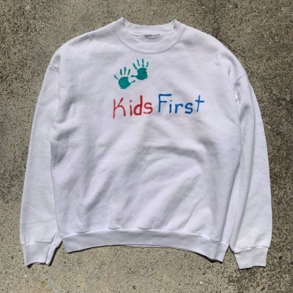 画像1: 【L/XL】UNKNOWN「Kids First」ハンドペイント スウェット 白■ビンテージ オールド アメリカ古着 90s キッズ アート 手形 レディース (1)