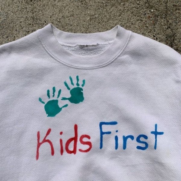 画像2: 【L/XL】UNKNOWN「Kids First」ハンドペイント スウェット 白■ビンテージ オールド アメリカ古着 90s キッズ アート 手形 レディース (2)