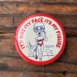 画像1: 【5.7cm】「IT'S NOT MY FACE IT'S MY FIGURE」ピンズ ピンバッチ■ビンテージ アンティーク レトロ アメリカ雑貨 50s 缶バッジ (1)