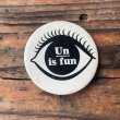 画像1: 【5.7cm】「Un is fun」ピンズ ピンバッチ■ビンテージ アンティーク レトロ アメリカ雑貨 片目 メッセージ 缶バッジ  (1)