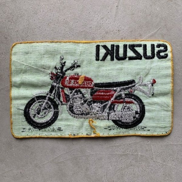 画像3: 【12.6cm×21.2cm】デッドストック 70s「SUZUKI」刺繍ワッペン 白■ビンテージ アメリカ古着 雑貨 パッチ モーター系 バイク スズキ No.1 (3)