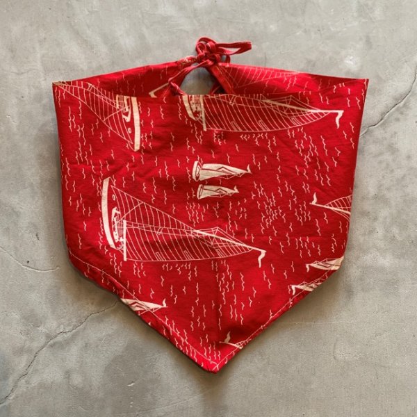 画像1: 【41cm×39cm】SALE!! マリン柄 三角巾 テキスタイル ファブリック 端切れ 赤■ビンテージ アンティーク オールド レトロ 腰巻き 古生地 (1)