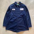 画像1: 【L/XL】aramark オールコットン 長袖ワークシャツ ネイビー 紺無地■ビンテージ オールド アメリカ古着 ワッペン付き (1)