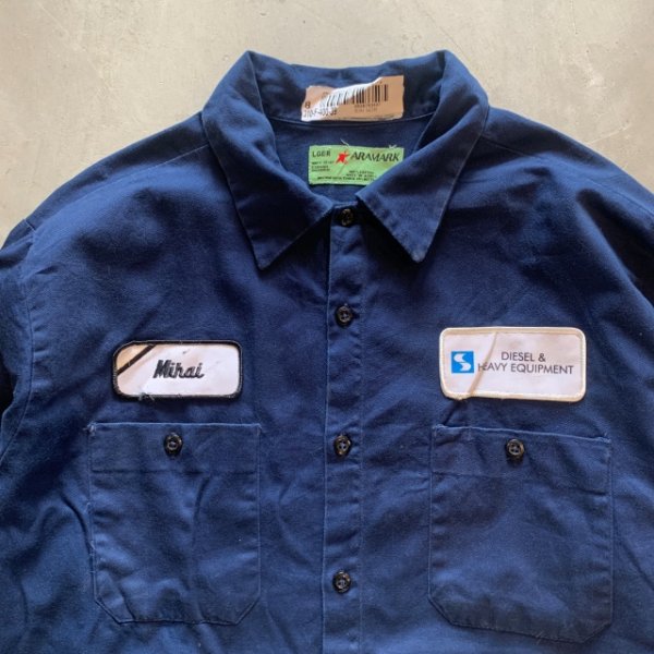 画像2: 【L/XL】aramark オールコットン 長袖ワークシャツ ネイビー 紺無地■ビンテージ オールド アメリカ古着 ワッペン付き (2)