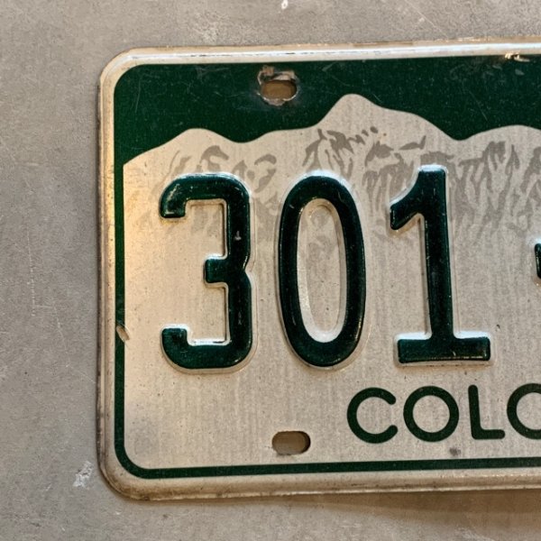 画像2: 【15.3cm×30.5cm】COLORADO アメ車 ナンバープレート 白×緑■ビンテージ アンティーク アメリカ雑貨 ブリキ看板 ガレージ 80s-90s (2)
