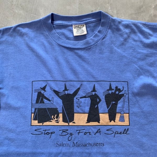 画像2: 【L/XL】2000s ONEITA 魔女 プリントTシャツ 青紫■ビンテージ アメリカ古着 オニータ コットン シングルステッチ 黒猫 黒魔術 トカゲ (2)