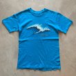 画像1: 【S/M】80s USA製 Hanes ハワイ サーファー プリントTシャツ 青系■ビンテージ オールド アメリカ古着 ヘインズ コットン 波乗り (1)