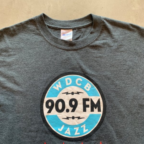 画像2: 【M】WDCB 90.9FM JAZZ ラジオ番組 プリントTシャツ グレー■アメリカ古着 シカゴ GILGAN ギルダン 綿ポリ (2)
