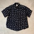 画像1: 【M/L】GOOUCH 半袖レーヨンシャツ ブラック 黒総柄■ビンテージ オールド レトロ アメリカ古着 90s 楽器 ギター ドラム バンド (1)