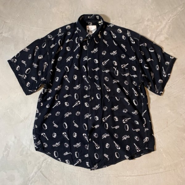 画像1: 【M/L】GOOUCH 半袖レーヨンシャツ ブラック 黒総柄■ビンテージ オールド レトロ アメリカ古着 90s 楽器 ギター ドラム バンド (1)