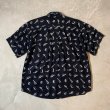 画像2: 【M/L】GOOUCH 半袖レーヨンシャツ ブラック 黒総柄■ビンテージ オールド レトロ アメリカ古着 90s 楽器 ギター ドラム バンド (2)
