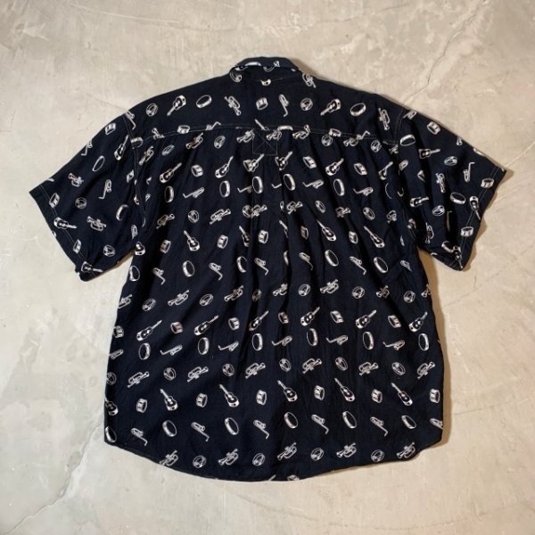 画像2: 【M/L】GOOUCH 半袖レーヨンシャツ ブラック 黒総柄■ビンテージ オールド レトロ アメリカ古着 90s 楽器 ギター ドラム バンド (2)