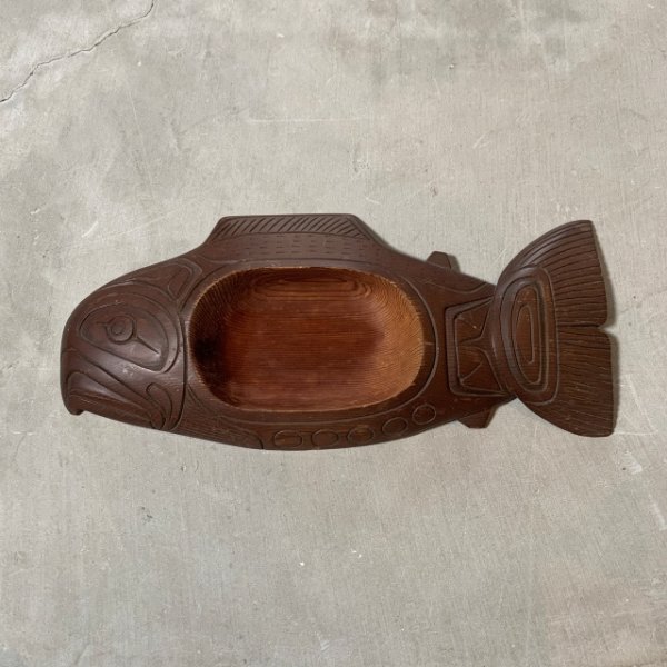 画像1: 【13.6cm×30.6cm】darcy joseph 魚 ウッドトレイ 木製 彫刻作品■ビンテージ アンティーク レトロ アメリカ雑貨 カナダ スコーミッシュ (1)
