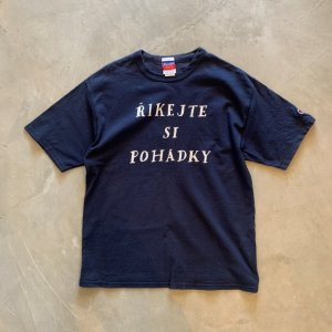 画像: 【M】Champion RIKEJTE SI POHADKY「おとぎばなしをしましょう」プリントTシャツ 紺■ビンテージ オールド アメリカ古着 チャンピオン