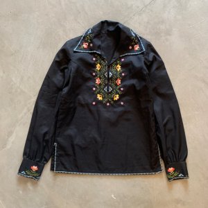 画像: 【Ladies】UNKNOWN 刺繍入り プルオーバー 長袖シャツ ブラック 黒■ビンテージ レトロ ヨーロッパ古着 ユーロ レディース フォークロア
