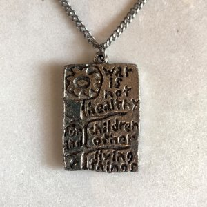 画像: 【3.8cm×2.8cm】ローレン・シュナイダー「War is not healthy」ネックレス■ビンテージ アンティーク アクセサリー ヒッピー 60s