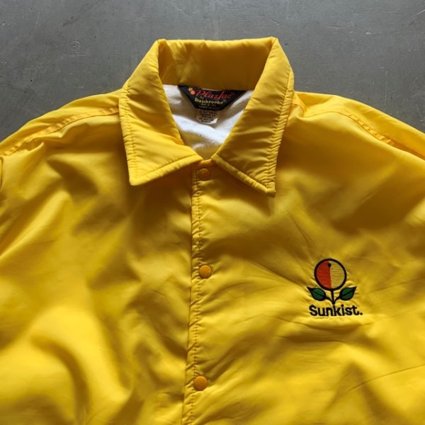 画像2: 【L/XL】80s USA製 Sunkist 刺繍 ナイロン コーチジャケット 黄色■ビンテージ オールド アメリカ古着 裏地付き サンキストオレンジ (2)
