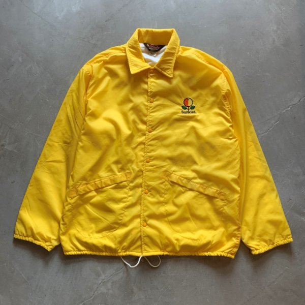 画像1: 【L/XL】80s USA製 Sunkist 刺繍 ナイロン コーチジャケット 黄色■ビンテージ オールド アメリカ古着 裏地付き サンキストオレンジ (1)