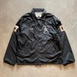 画像1: 【L/XL】90s AVON アメフト レイダース パイレーツ ナイロン コーチジャケット ブラック 黒■ビンテージ オールド アメリカ古着 海賊 (1)