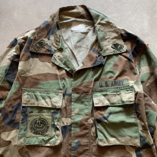画像2: 【L】ウッドランドカモ コンバットジャケット 迷彩■ビンテージ オールド アメリカ古着 ミリタリー サバゲー 米軍実物 90s ワッペン付き (2)
